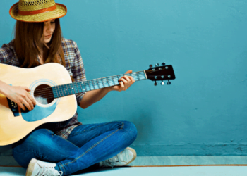 girl-playing-guitar