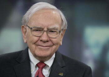 Warren Buffett, chairman and chief executive officer of Berkshire Hathaway Inc., smiles during an interview in New York, U.S., on Tuesday, Oct. 22, 2013. Warren Buffett and his late first wife, Susan, gave and pledged billions to each of their three children to fund charitable foundations. Howard, an Illinois farmer, picked global hunger as his target. Photographer: Scott Eells/Bloomberg via Getty Images