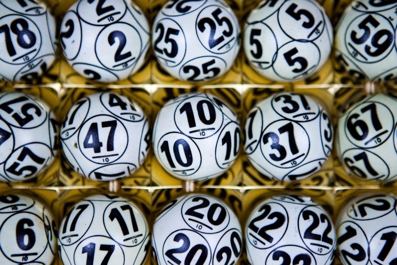 What role does a random number generator play in iLottery and iNSTANT games online?